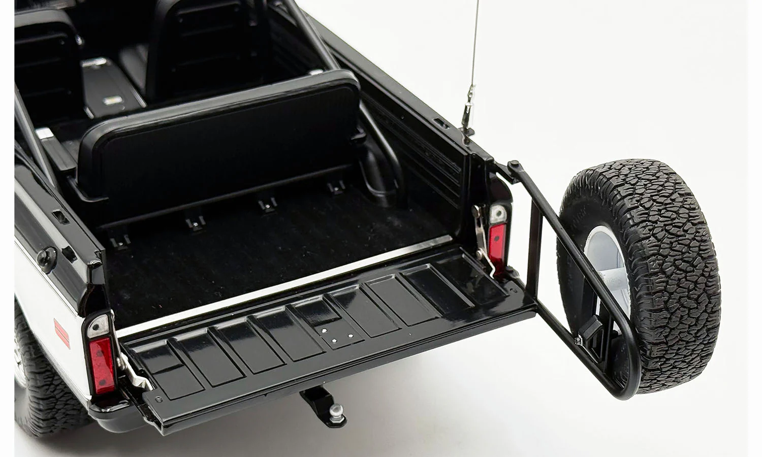 1971 Chevrolet Blazer K/5 Black / White Diecast 1:18 Scale Model - ACME A1807716 - Image 3