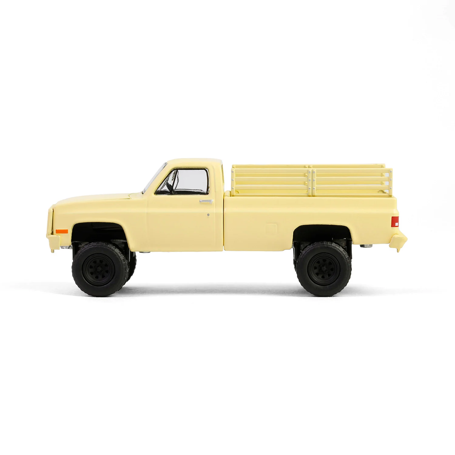 1986 Chevrolet M1008 - Desert Tan (Battalion 64 Series 5) Diecast 1:64 Scale Model - Greenlight 61050F - Image 2