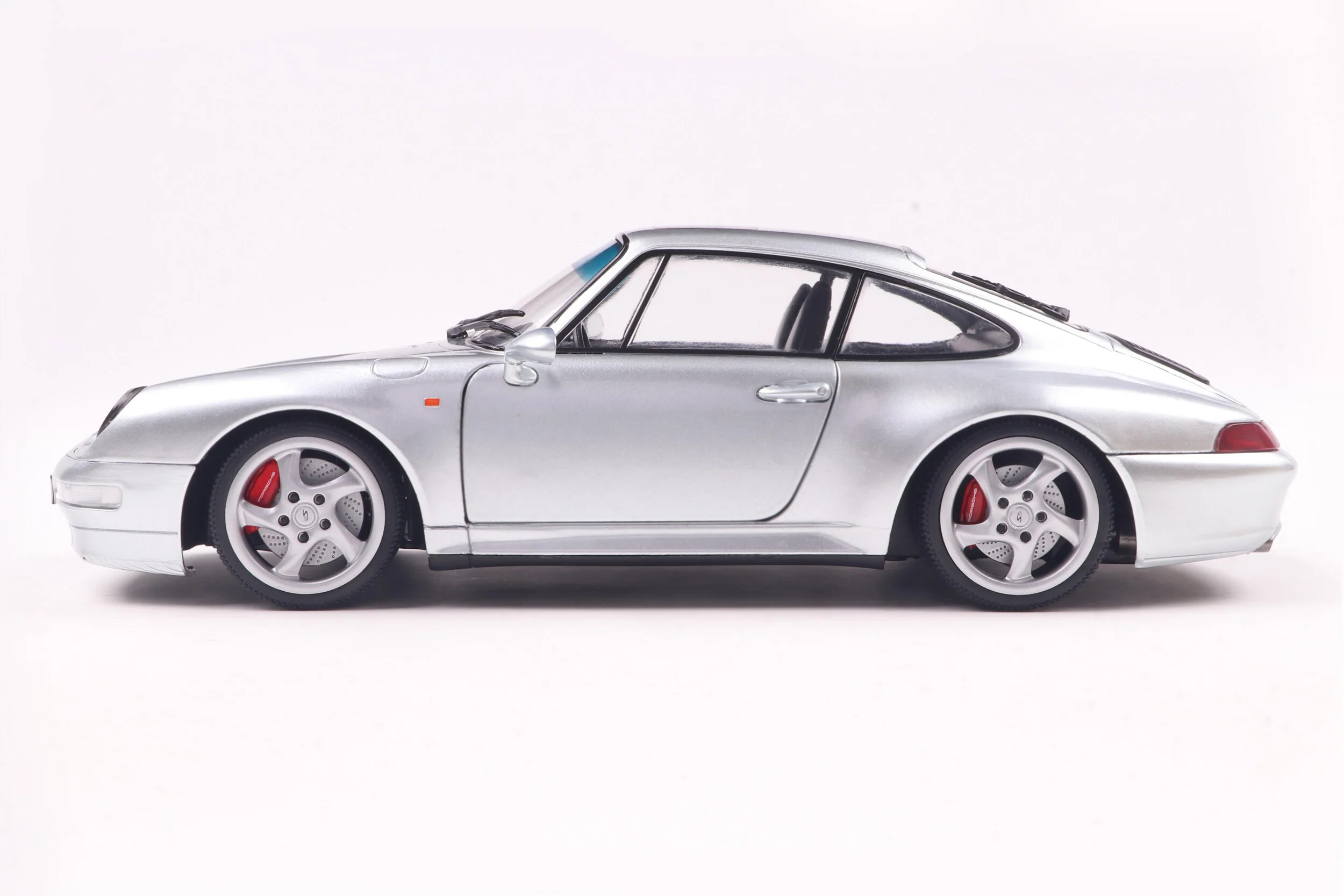 1996 Porsche 911 (993) 4S – Polar Silver Diecast 1:18 Scale Model - Solido S1810103 - Image 11