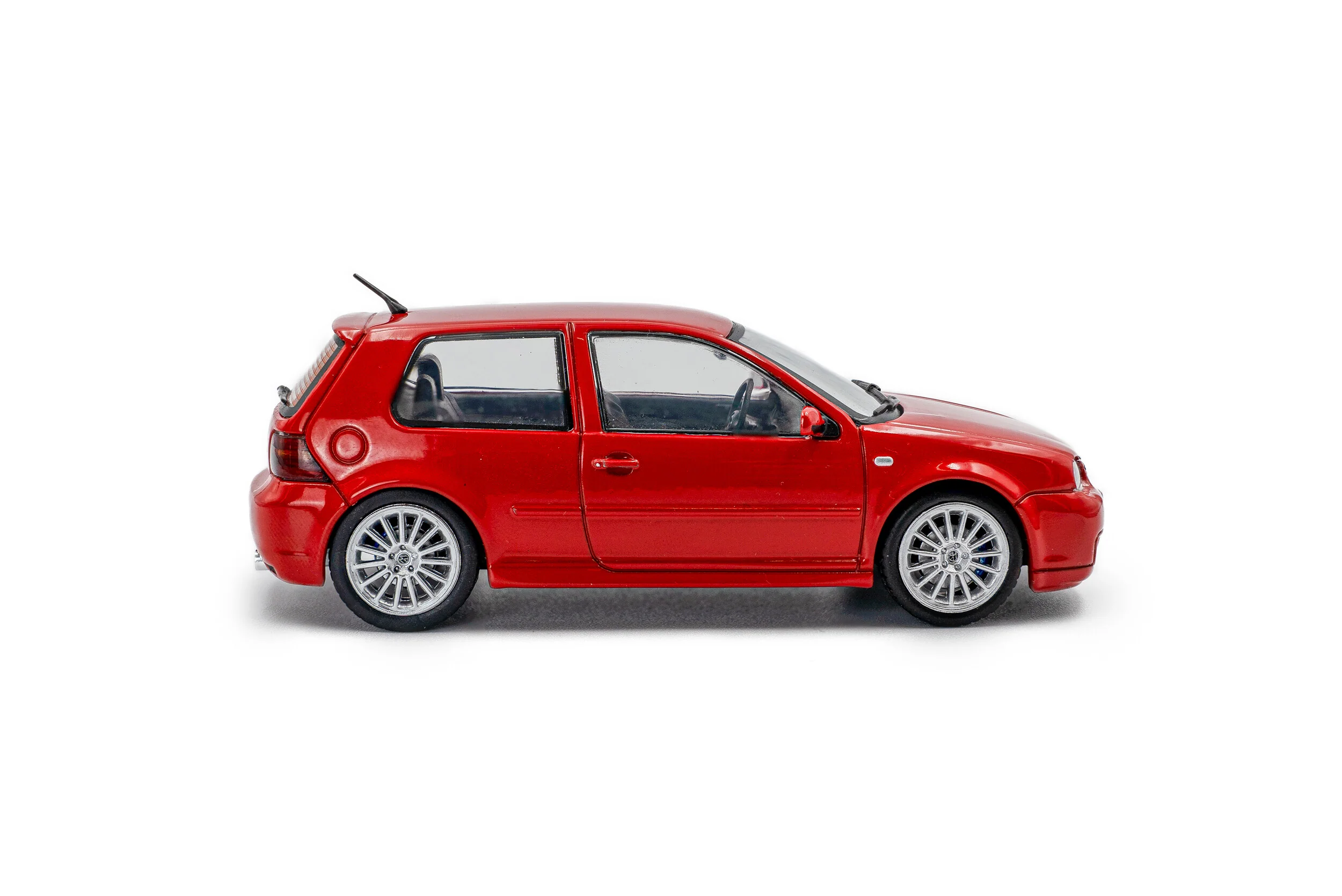2003 Volkswagen Golf IV R32 - Toronto Red Diecast 1:43 Scale Model - Solido S4313604 - Image 5