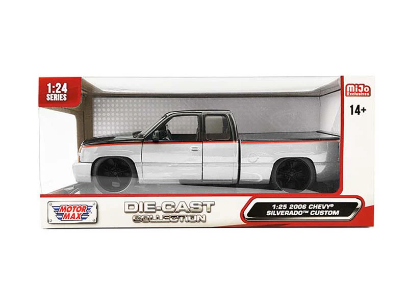 2006 Chevrolet Silverado Extended Cab Custom – Silver w/ Black Two-Tone Diecast 1:25 Scale Model - Motormax 79039SLBK - Image 2