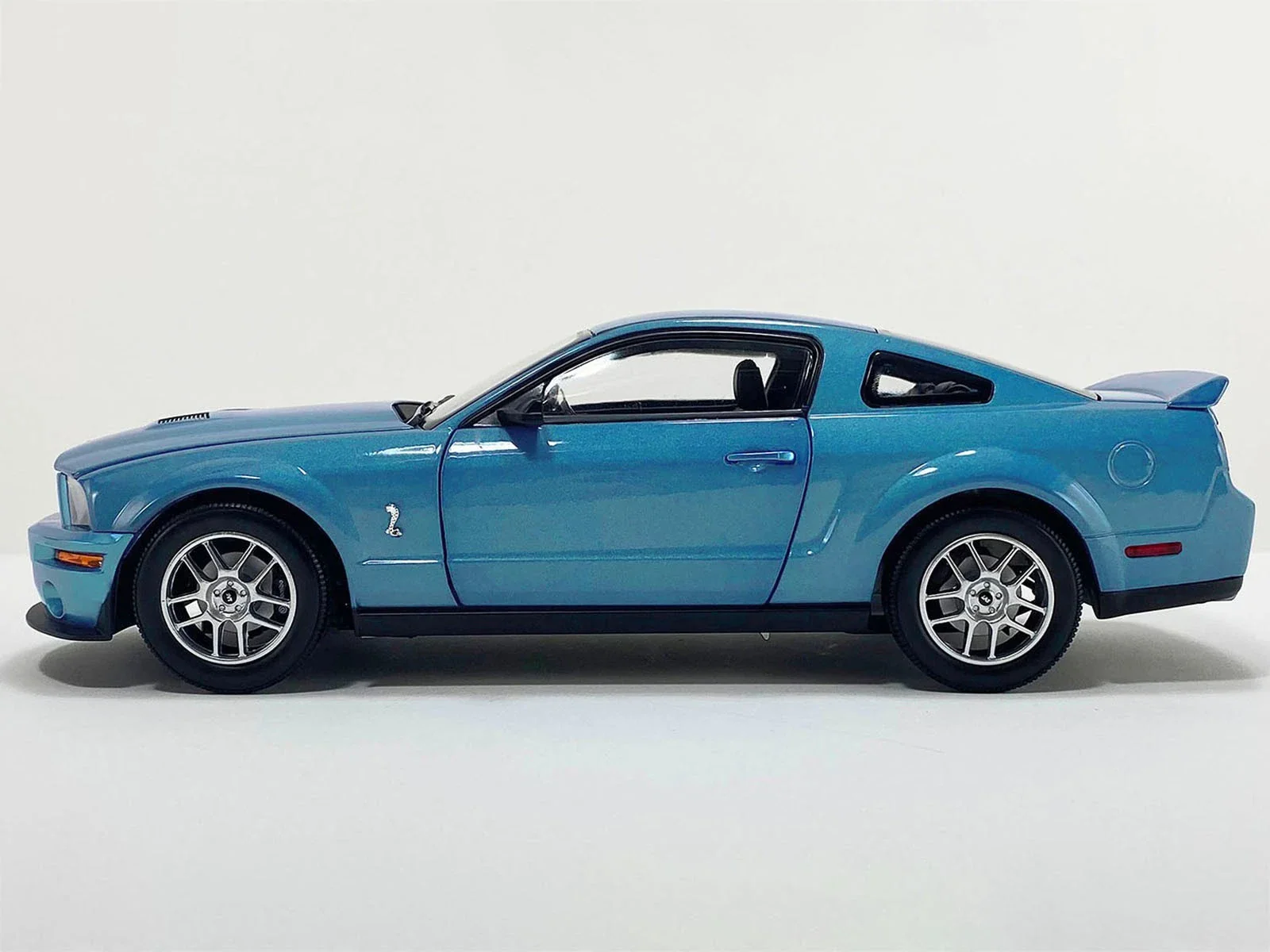 2007 Ford Mustang Shelby GT500 - Windveil Blue (Shelby Collectibles) Diecast 1:18 Scale Model - ACME SC18006 - Image 3