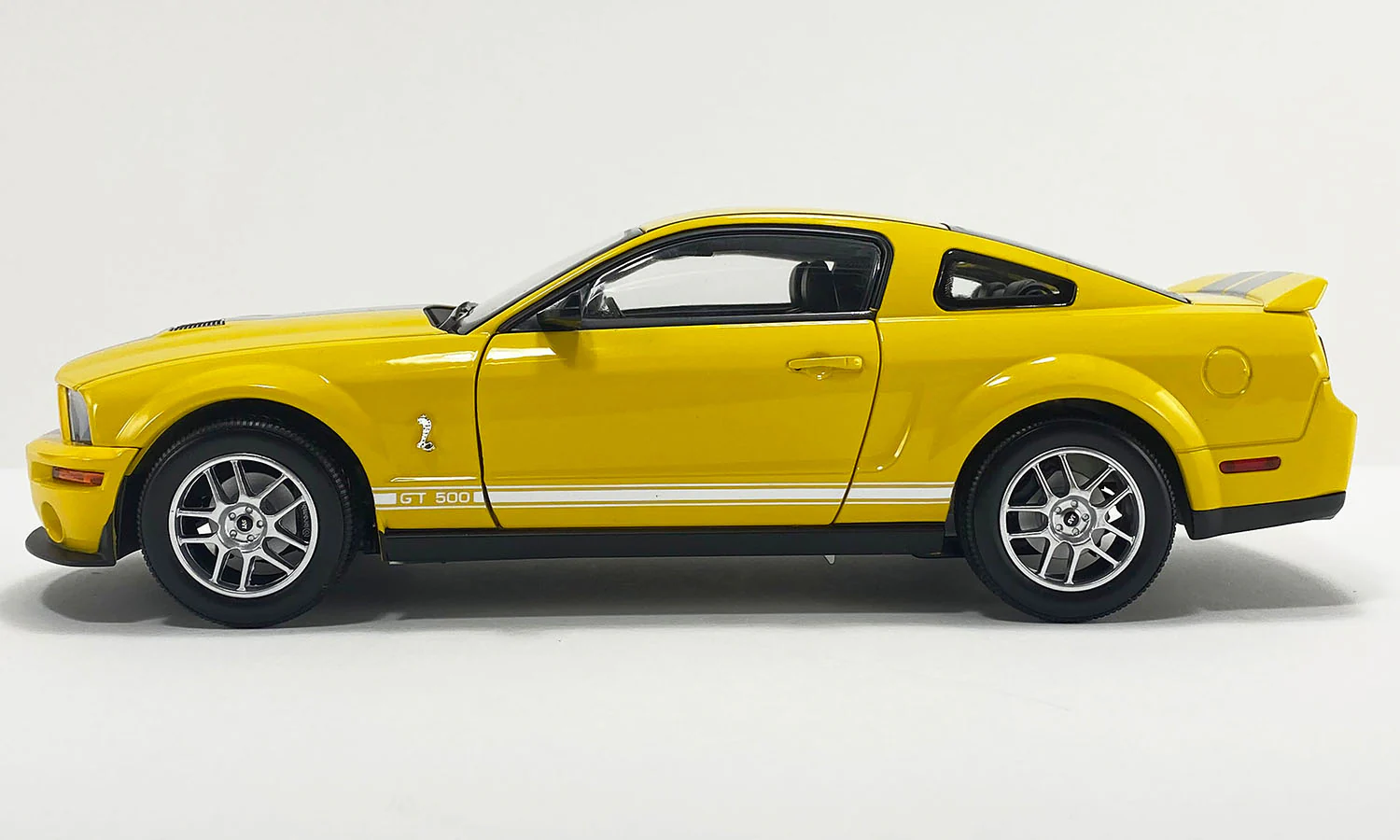 2007 Ford Mustang Shelby GT500 - Yellow (Shelby Collectibles) Diecast 1:18 Scale Model - ACME SC18005 - Image 2