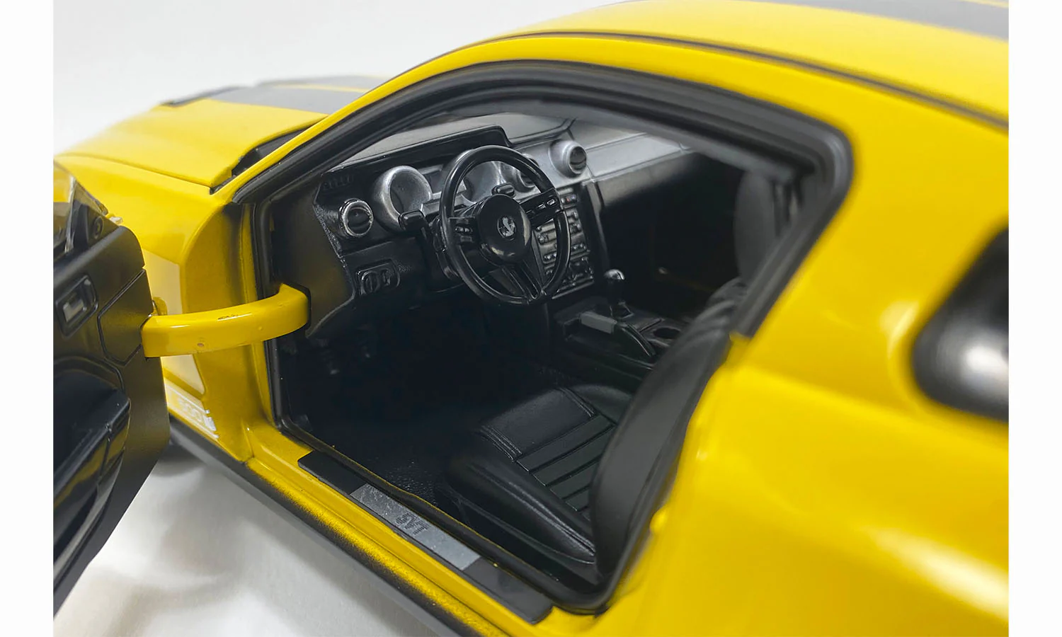 2007 Ford Mustang Shelby GT500 - Yellow (Shelby Collectibles) Diecast 1:18 Scale Model - ACME SC18005 - Image 4