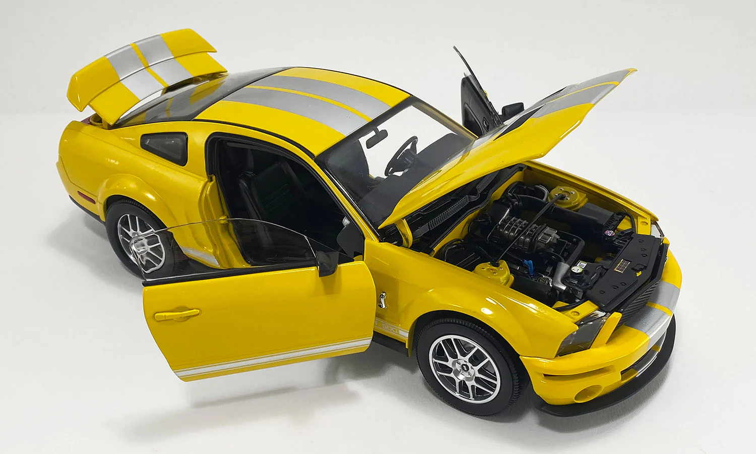 2007 Ford Mustang Shelby GT500 - Yellow (Shelby Collectibles) Diecast 1:18 Scale Model - ACME SC18005 - Image 6