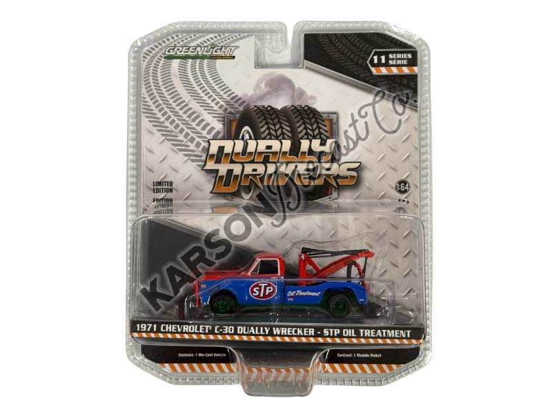 CHASE 1971 Chevrolet C-30 Dually Wrecker - STP Oil Treatment (Dually Drivers Series 11) Diecast 1:64 Scale Model - Greenlight 46110B
