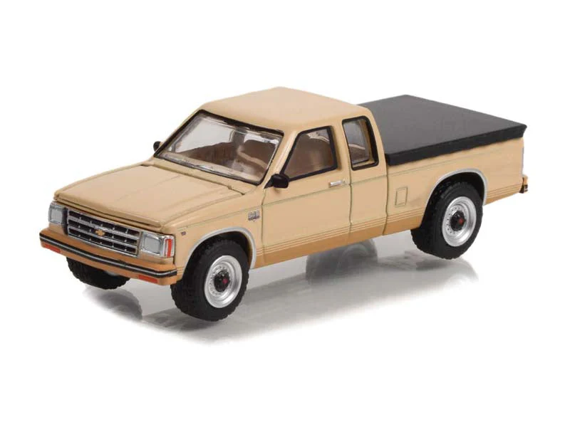 CHASE 1983 Chevrolet S-10 Durango w/ Bed Cover (Blue Collar Collection) Series 11 Diecast 1:64 Scale Model - Greenlight 35240C - Image 2