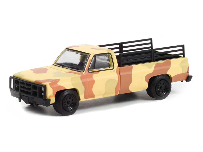 CHASE 1987 Chevrolet M1008 CUCV - Desert Camouflage w/ Troop Seats in Truck Bed (Battalion 64 Series 1) Diecast 1:64 Scale Model - Greenlight 61010F - Image 2