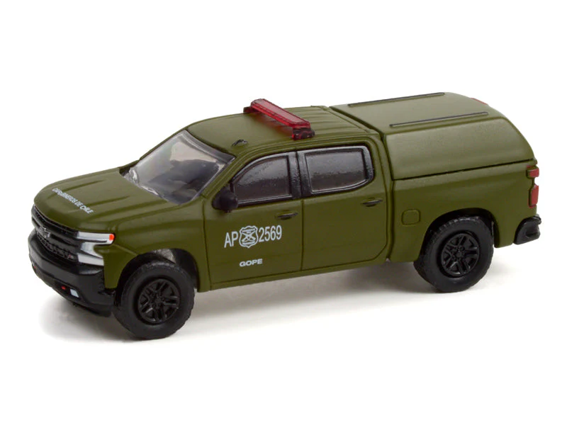 CHASE 2021 Chevrolet Silverado LT Trail Boss Z71 Police w/ Camper Shell - Carabineros de Chile 1:64 Scale Diecast Model - Greenlight 30318 - Image 2
