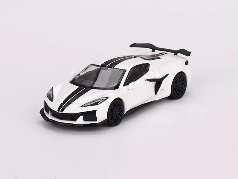 CHASE 2023 Chevrolet Corvette Z06 Arctic White (Mini GT) Diecast 1:64 Scale Model - TSM MGT00677 - Image 2
