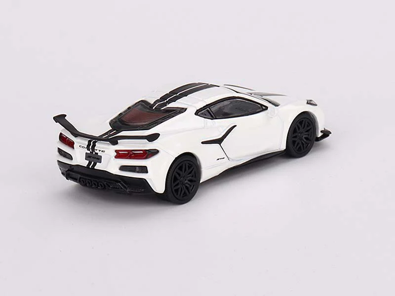 CHASE 2023 Chevrolet Corvette Z06 Arctic White (Mini GT) Diecast 1:64 Scale Model - TSM MGT00677 - Image 3