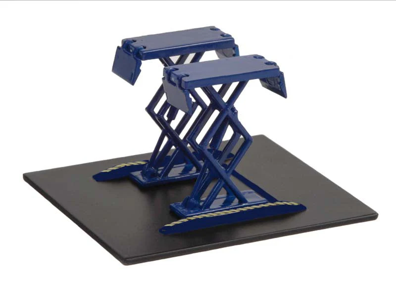 CHASE Auto Body Shop - Blue (Automotive Double Scissor Lifts) Series 1 Diecast 1:64 Scale Model - Greenlight 16160A - Image 2