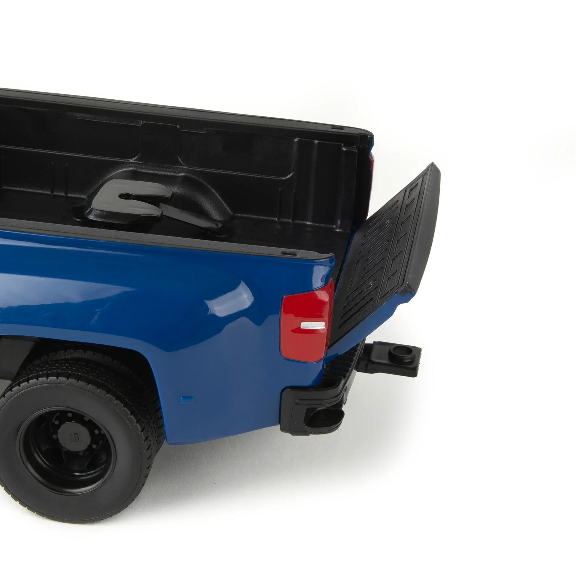 Chevy 3500 High Country Dually Pickup Truck w/ Gooseneck Trailer & 6 Round Bales (Big Farm) 1:16 Scale Model - ERTL 47603 - Image 5
