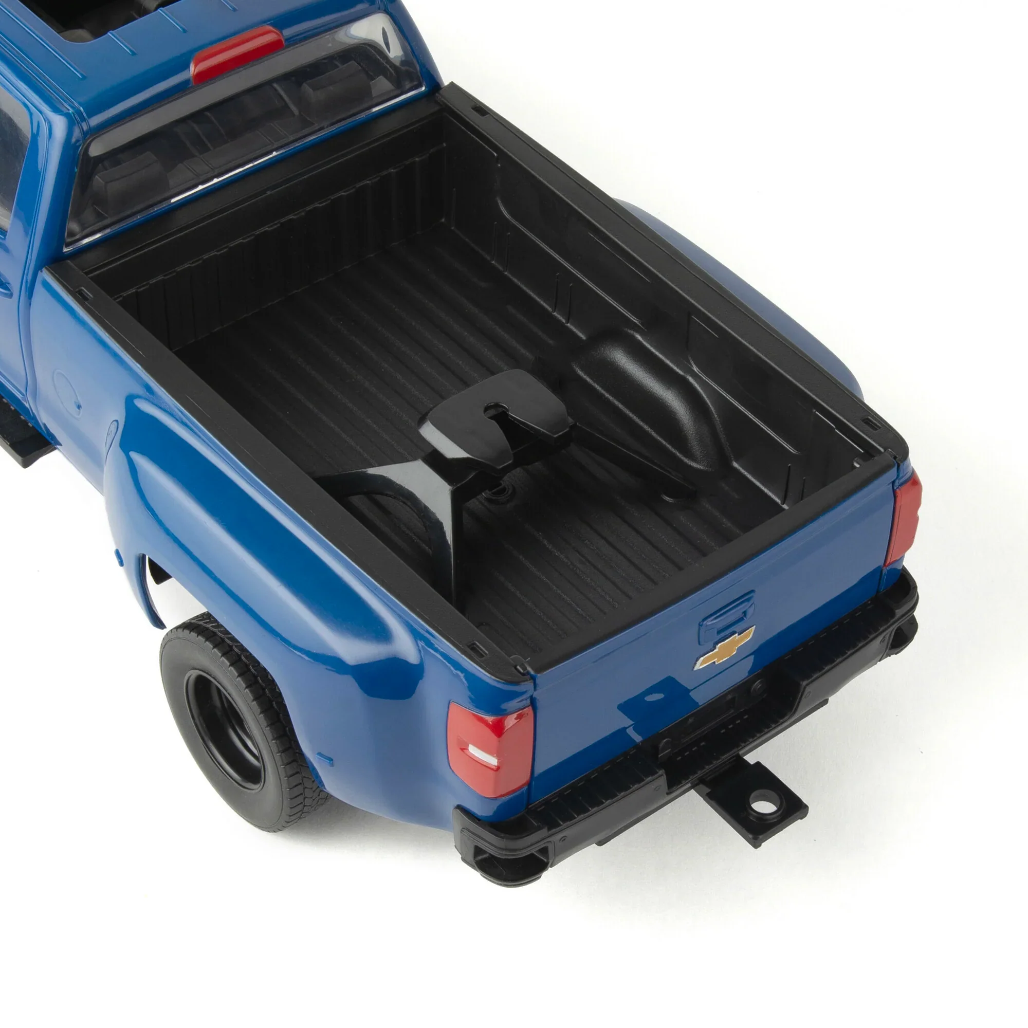 Chevy 3500 High Country Dually Pickup Truck w/ Gooseneck Trailer & 6 Round Bales (Big Farm) 1:16 Scale Model - ERTL 47603 - Image 7