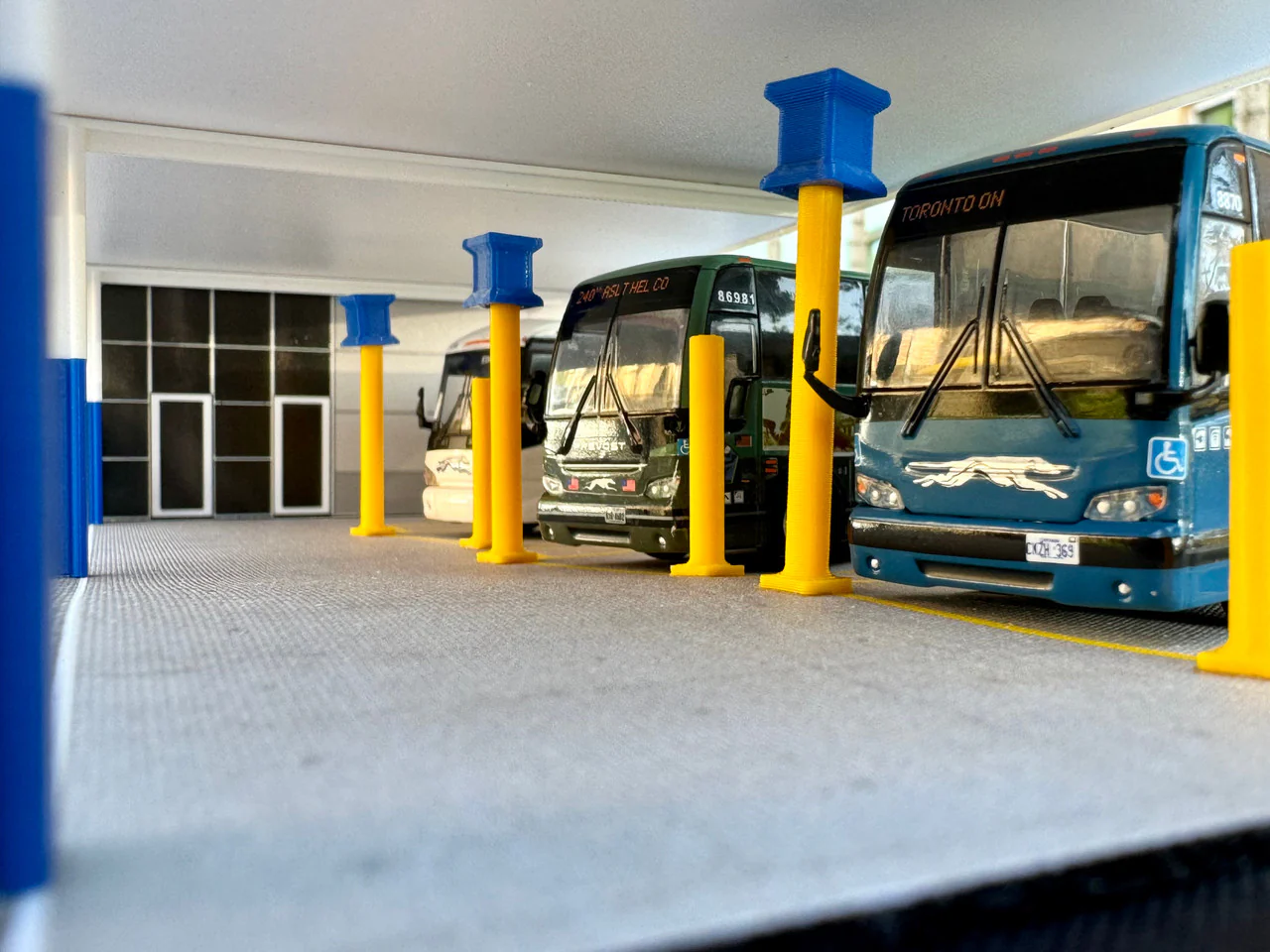 Greyhound Bus Station Diorama - E-Z Assembly Kit Diecast 1:87 Scale Model - Iconic Replicas 87-0599 - Image 4